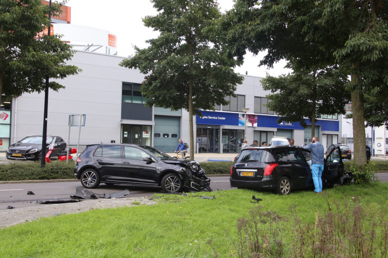 Twee auto's frontaal op elkaar na inhalen van vrachtwagen