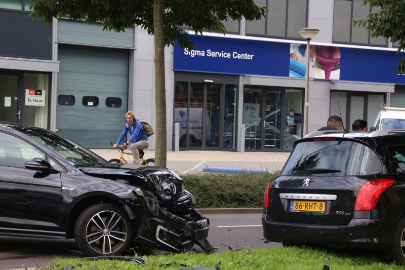 Twee auto's frontaal op elkaar na inhalen van vrachtwagen