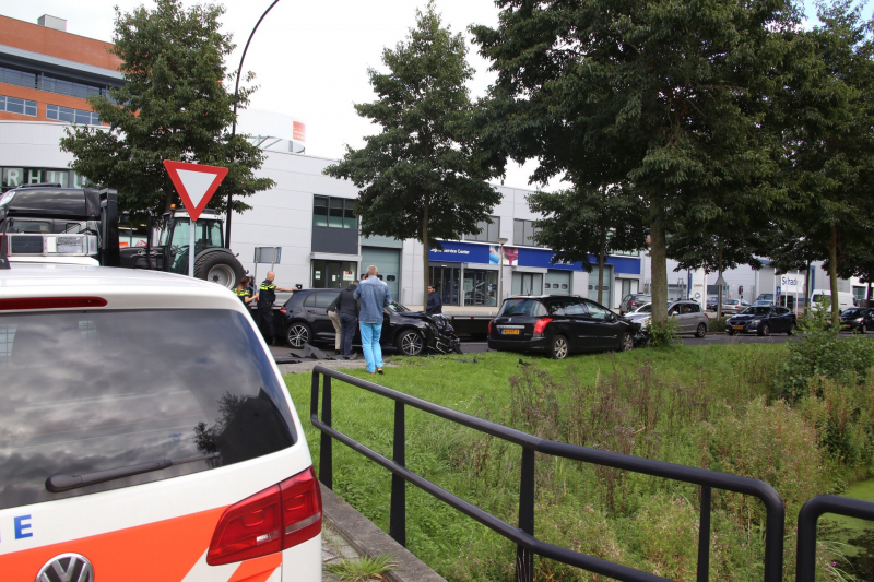 Twee auto's frontaal op elkaar na inhalen van vrachtwagen