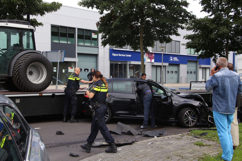 Twee auto's frontaal op elkaar na inhalen van vrachtwagen