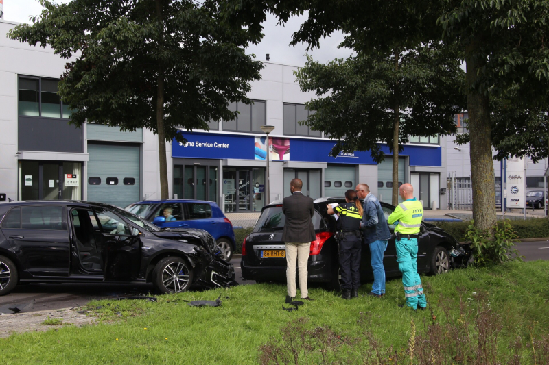 Twee auto's frontaal op elkaar na inhalen van vrachtwagen