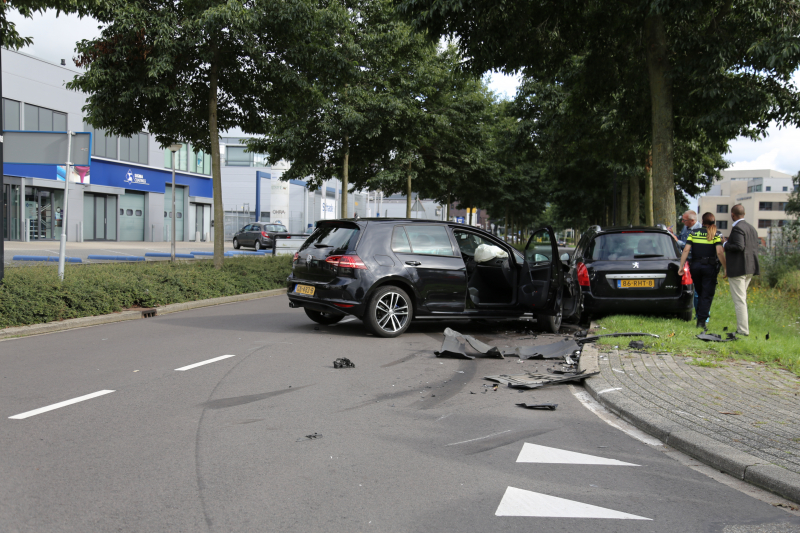 Twee auto's frontaal op elkaar na inhalen van vrachtwagen