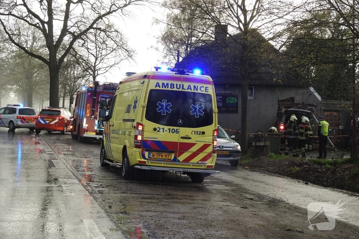 Auto rijdt woning binnen