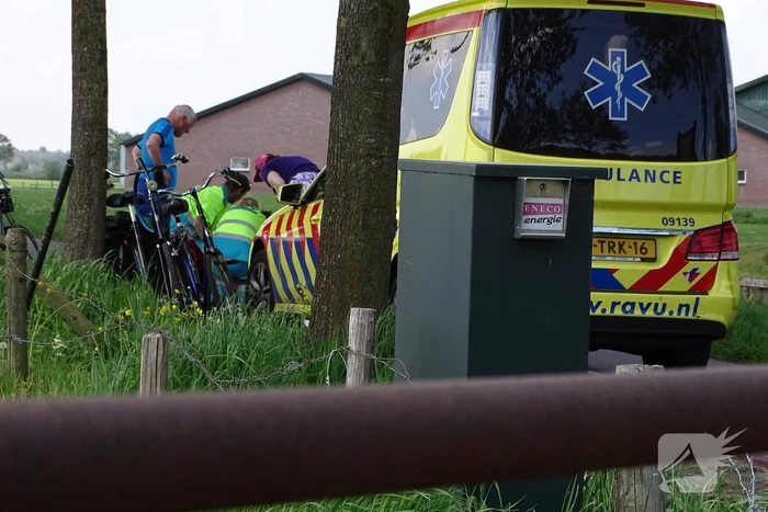 Presentator Tijs van den Brink raakt gewond na val met racefiets