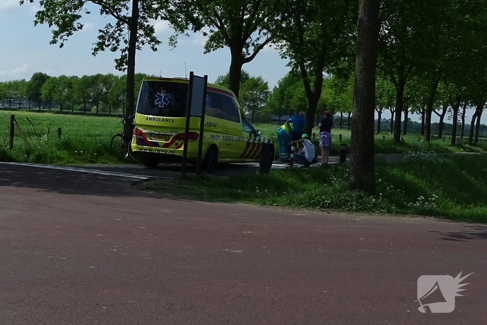 Presentator Tijs van den Brink raakt gewond na val met racefiets
