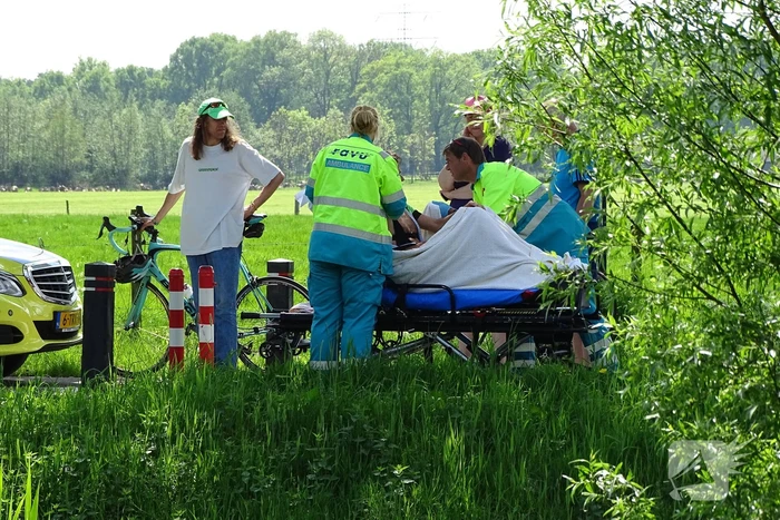 Presentator Tijs van den Brink raakt gewond na val met racefiets