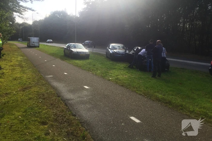 Kop-staartbotsing tussen drie personenauto's