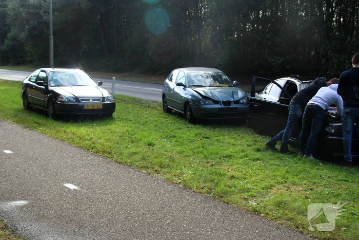 Kop-staartbotsing tussen drie personenauto's