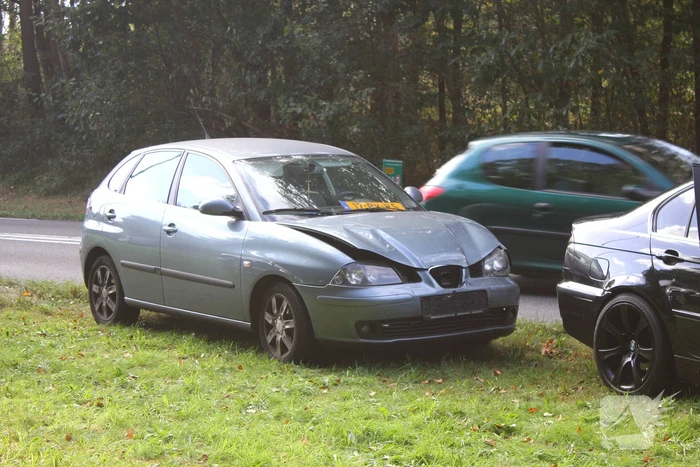 Kop-staartbotsing tussen drie personenauto's