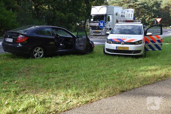 Kop-staartbotsing tussen drie personenauto's
