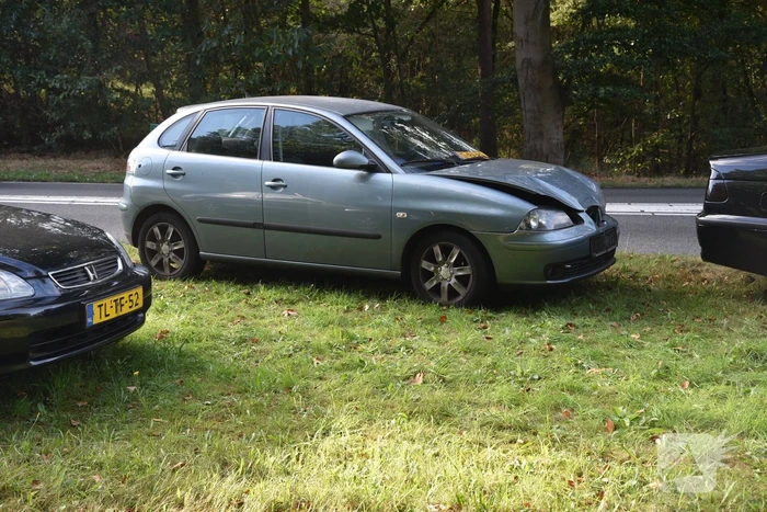 Kop-staartbotsing tussen drie personenauto's