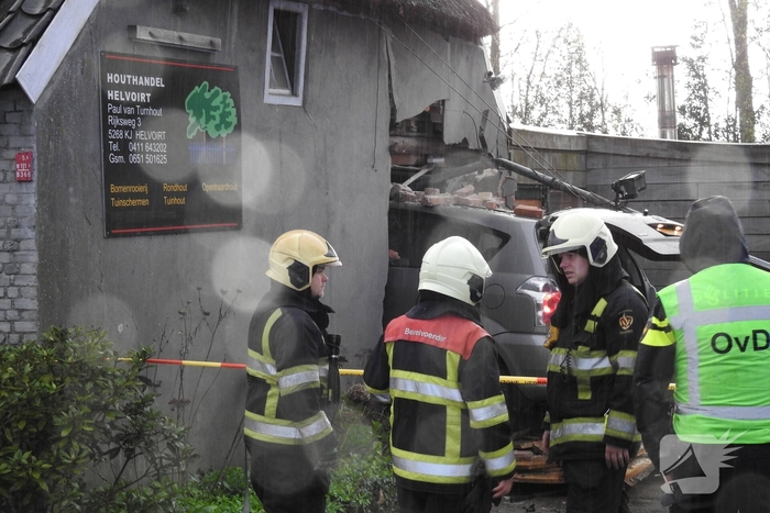 Auto rijdt woning binnen