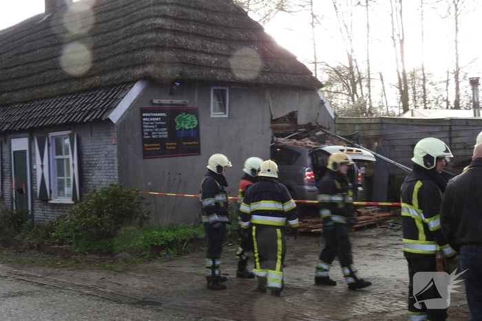 Auto rijdt woning binnen