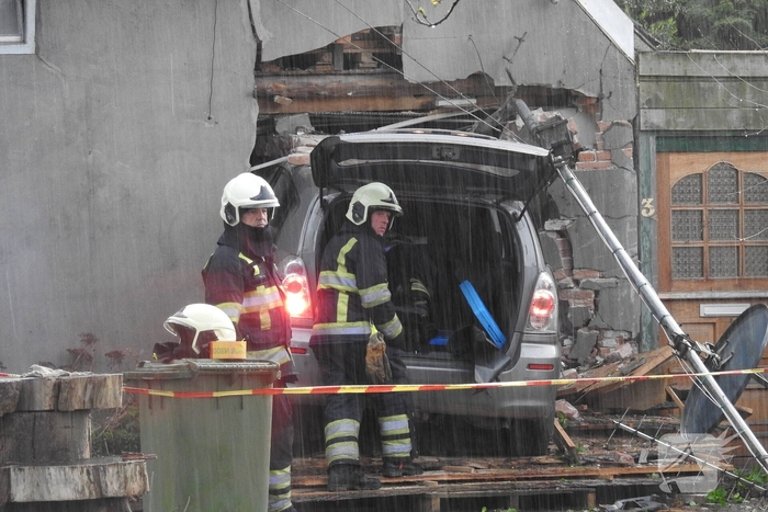 Auto rijdt woning binnen