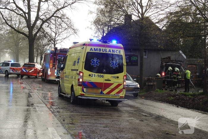 Auto rijdt woning binnen