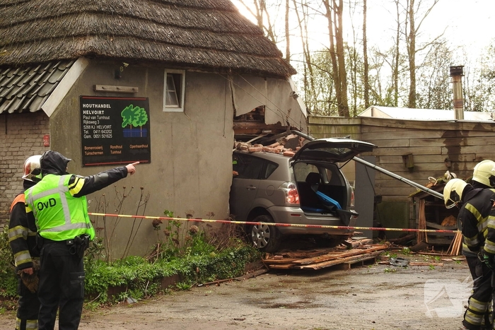 Auto rijdt woning binnen