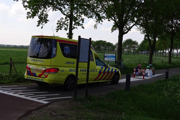 Presentator Tijs van den Brink raakt gewond na val met racefiets