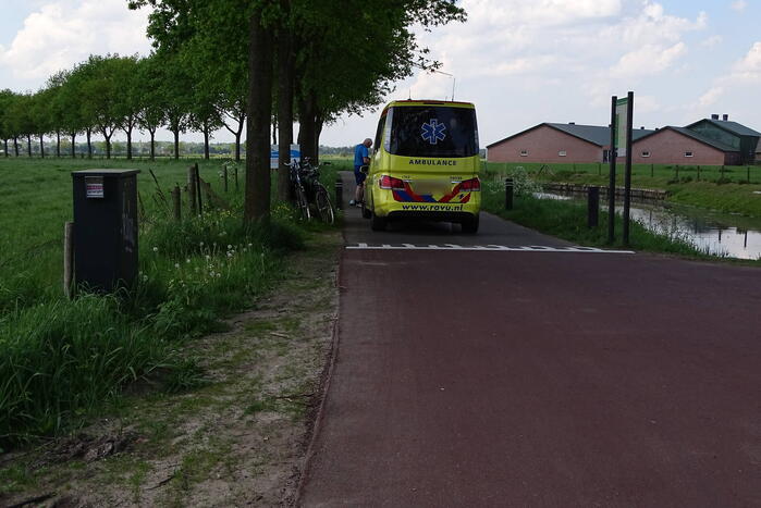 Presentator Tijs van den Brink raakt gewond na val met racefiets