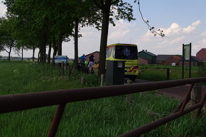 Presentator Tijs van den Brink raakt gewond na val met racefiets