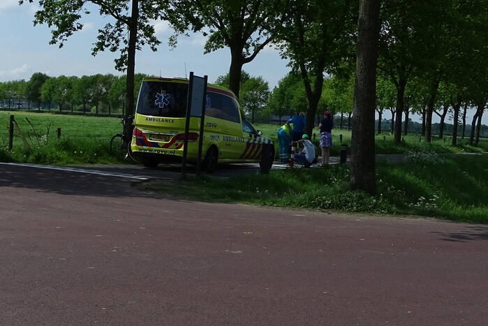 Presentator Tijs van den Brink raakt gewond na val met racefiets