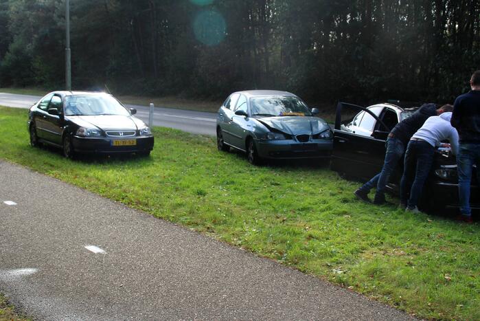Kop-staartbotsing tussen drie personenauto's