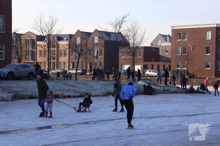 Veel schaatspret op de grachten van Vathorst
