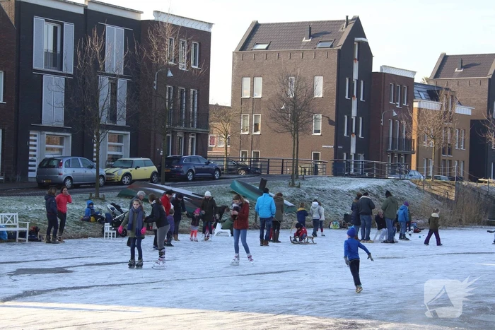 Veel schaatspret op de grachten van Vathorst