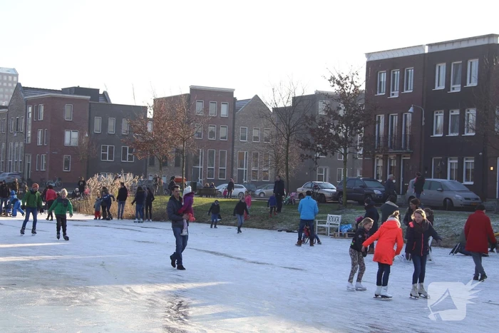 Veel schaatspret op de grachten van Vathorst