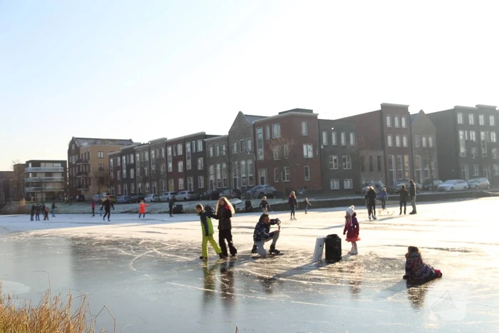 Veel schaatspret op de grachten van Vathorst