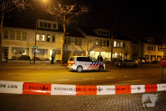 Straat afgezet voor verwarde man