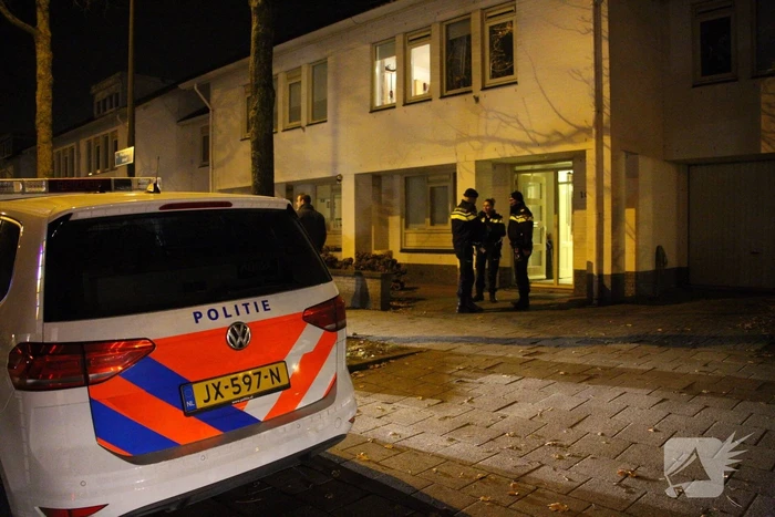 Straat afgezet voor verwarde man