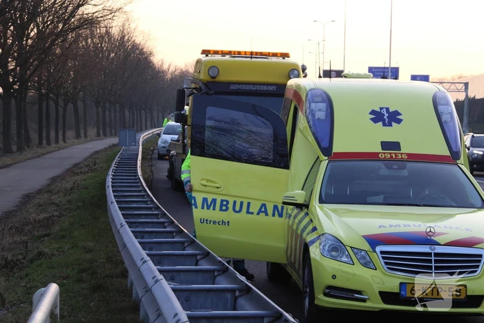 Twee auto's botsen op snelweg