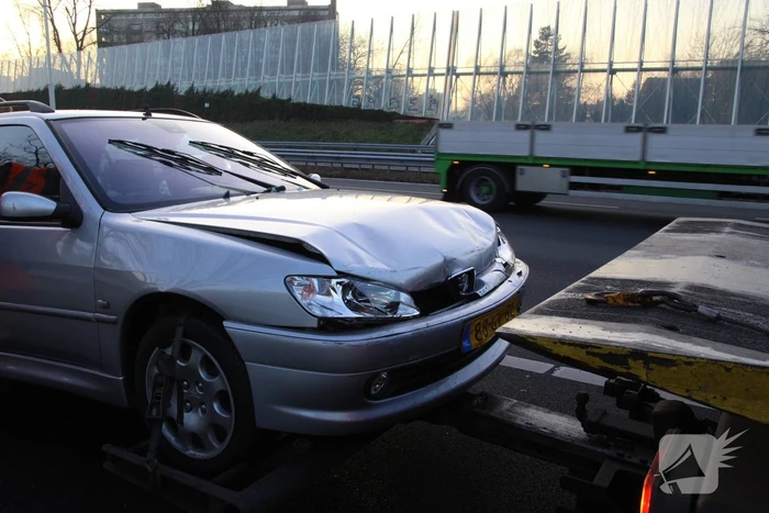 Twee auto's botsen op snelweg