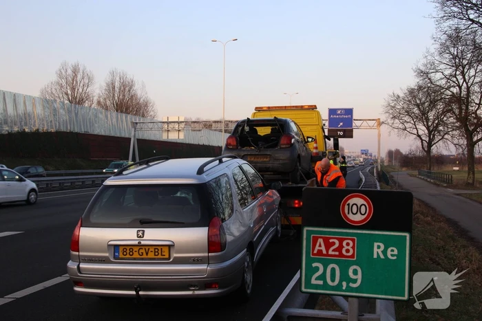 Twee auto's botsen op snelweg