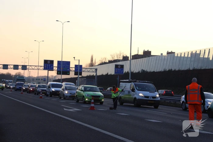 Twee auto's botsen op snelweg