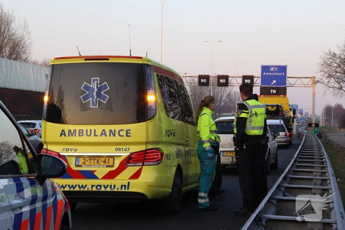 Twee auto's botsen op snelweg