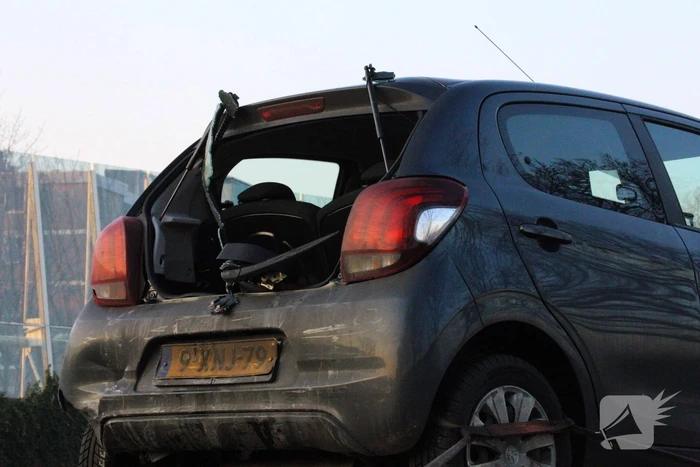 Twee auto's botsen op snelweg