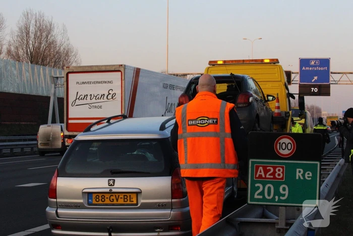 Twee auto's botsen op snelweg