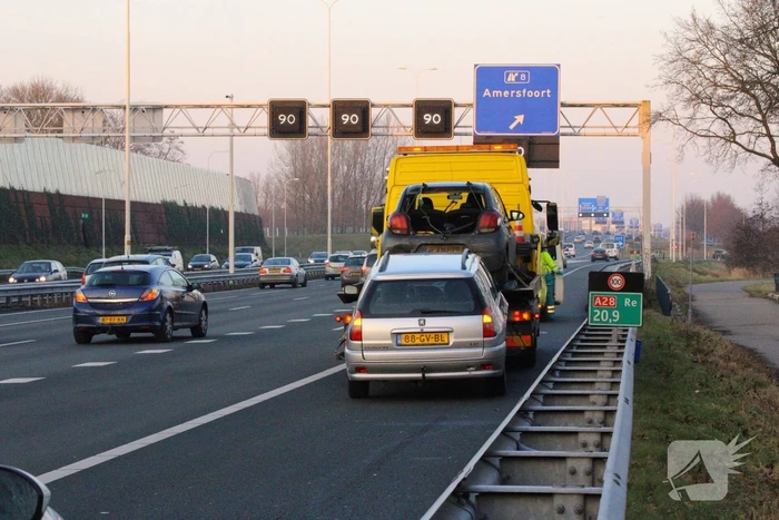 Twee auto's botsen op snelweg
