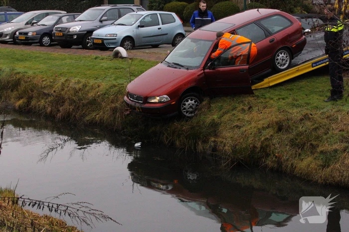 Auto te water geraakt tijdens parkeren