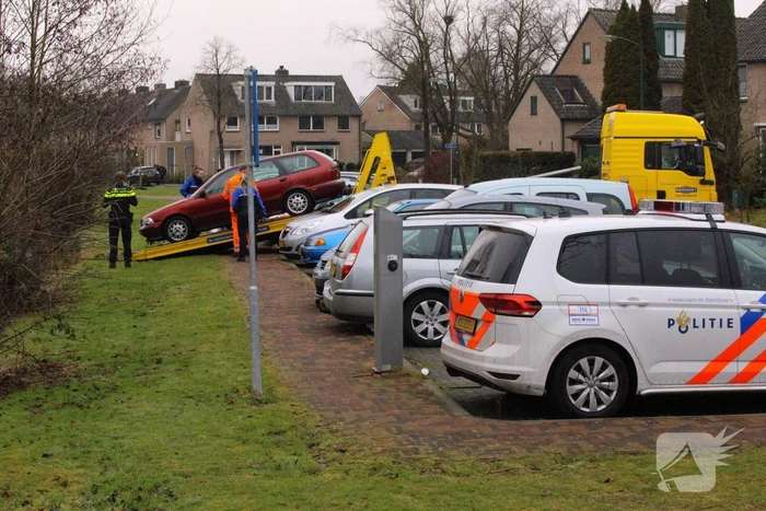 Auto te water geraakt tijdens parkeren