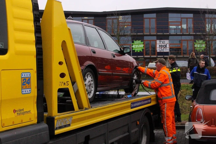 Auto te water geraakt tijdens parkeren
