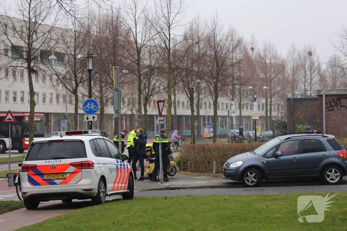 Automobilist ziet bromfiets over het hoofd
