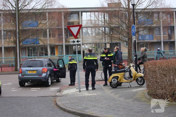 Automobilist ziet bromfiets over het hoofd