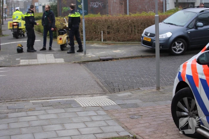 Automobilist ziet bromfiets over het hoofd