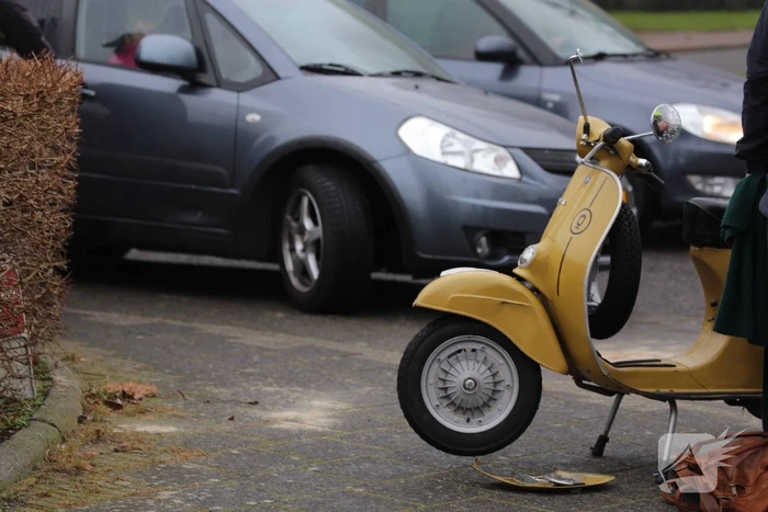 Automobilist ziet bromfiets over het hoofd