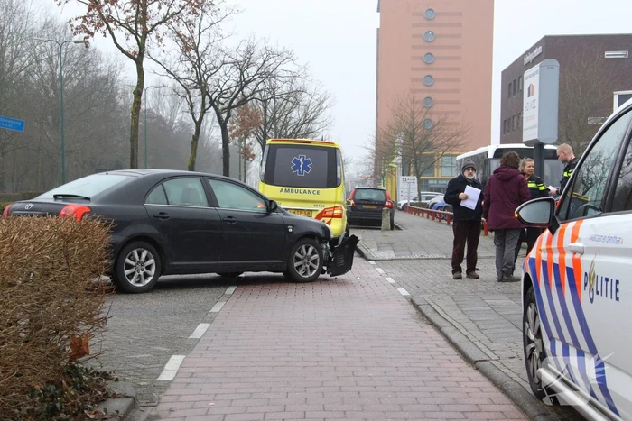 Automobilist rijdt snorscooter aan
