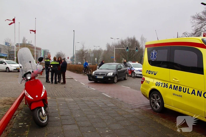 Automobilist rijdt snorscooter aan