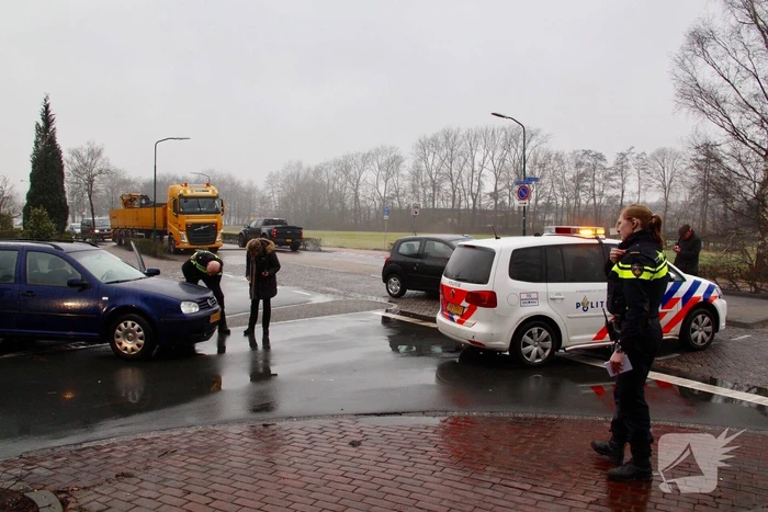 Twee auto's botsen op elkaar op een kruispunt