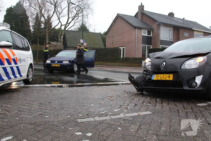 Twee auto's botsen op elkaar op een kruispunt